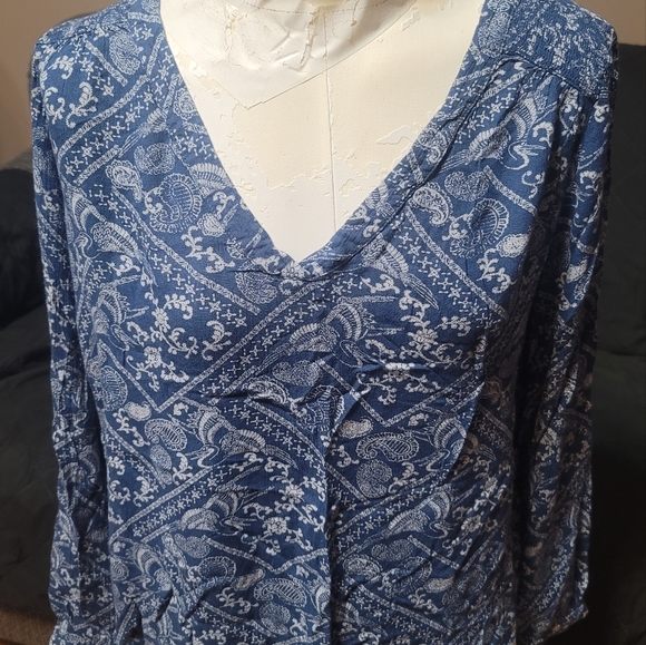 Women's H&M size 10 lightweight blue and white V-neck blouse. - Picture 7 of 7
